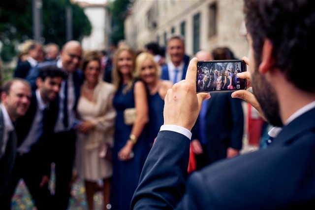 Invitados boda haciendo un selfie